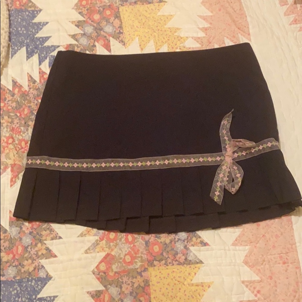Black Pleaded Skirt with flower ribbon detailing